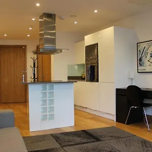 https://luxury-canary-wharf-2-bed-apartment-with-panoramic-views.cambridgehotelsuk.com